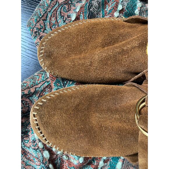 Minnetonka suede western/cowgirl fringe booties with goldtone buckle - Picture 6 of 7